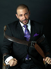 Muscle hunk Junior Stellano