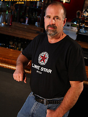 Mature daddy Clint Taylor naked