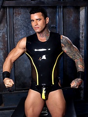 Hot muscled Alexsander Freitas