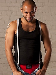 Muscled hairy dude Leo Forte naked