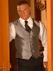 Kent North shows his muscle body