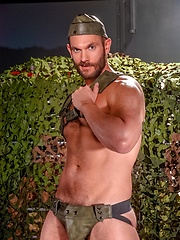 Muscle hunk Dolan Wolf