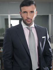 Office solo photo session. Donato Reyes.