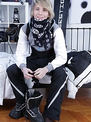 Horny twinks keep warm by fucking raw!